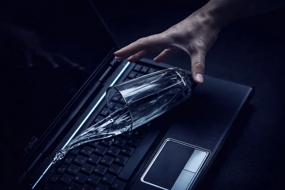 Laptop mit verschüttetem Kaffee